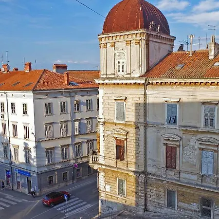 Lola App In Center, 4+1 Pax *