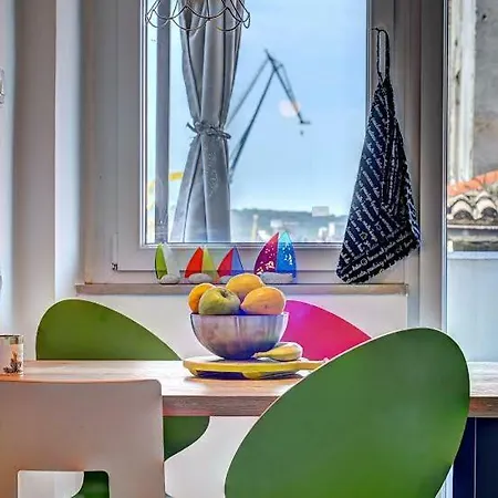 Lola App In Center, 4+1 Pax