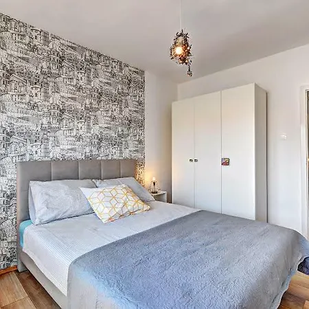 Lola App In Center, 4+1 Pax